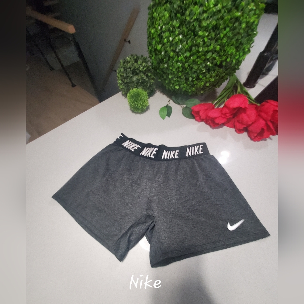 NWOT NIKE Très beau short cuissard sportif gris charcoal avec marque et logo